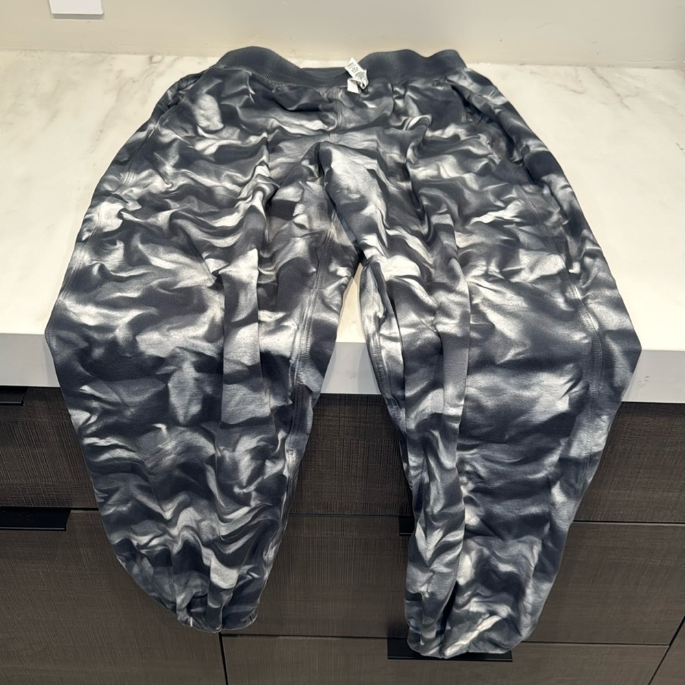Lululemon LA tapered leg jogger